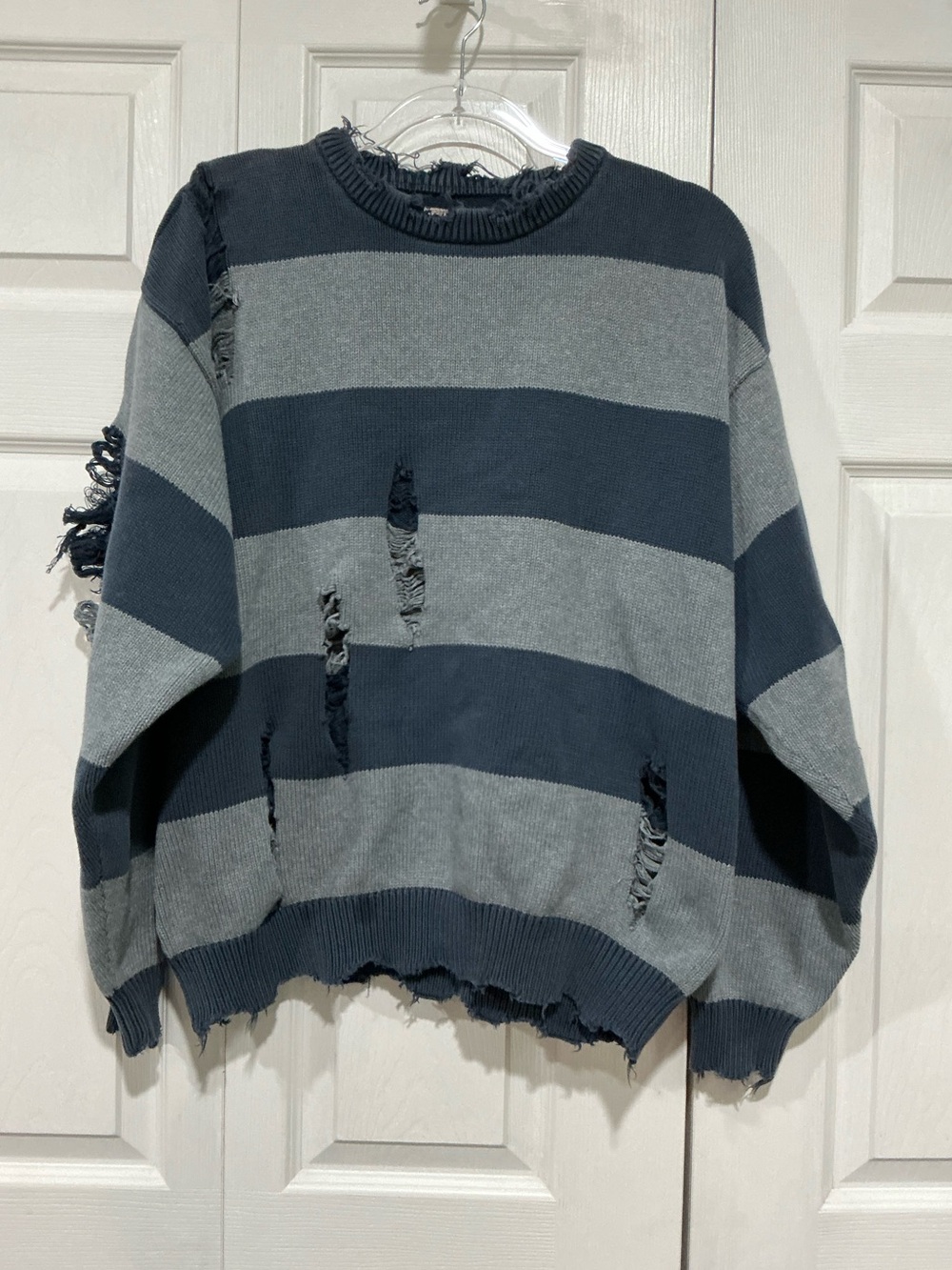 💙 Furst of a Kind Men’s Blue Gray Striped Distressed Sweater Large (01338)